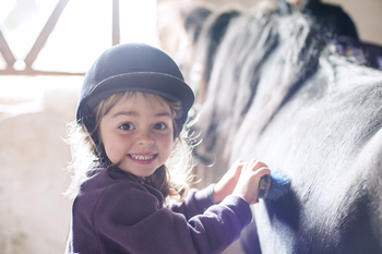 Pferd-und-Kind-putzen-Swiss-Holiday-Park.jpg