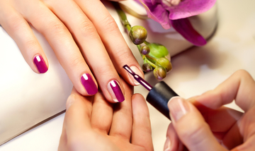 Cura delle mani con vernice Cura delle mani con vernice